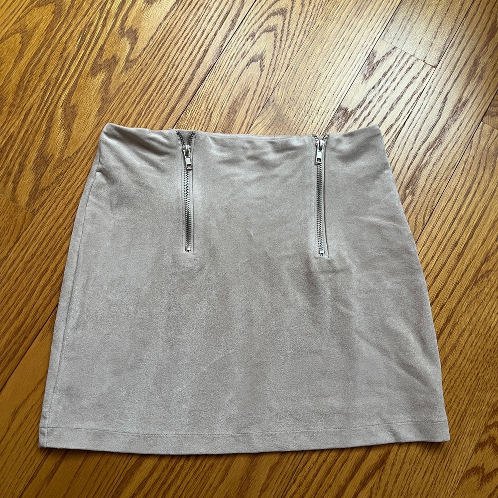 forever 21 small Stylish Cream Skirt with Zipper Accents